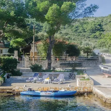 Okuklje Holiday Home